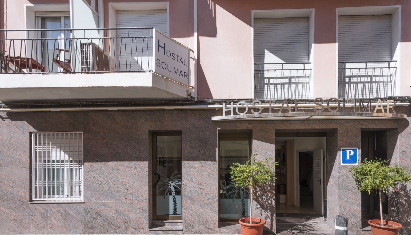 Zewnętrzna część hotelu - Solimar Hostal