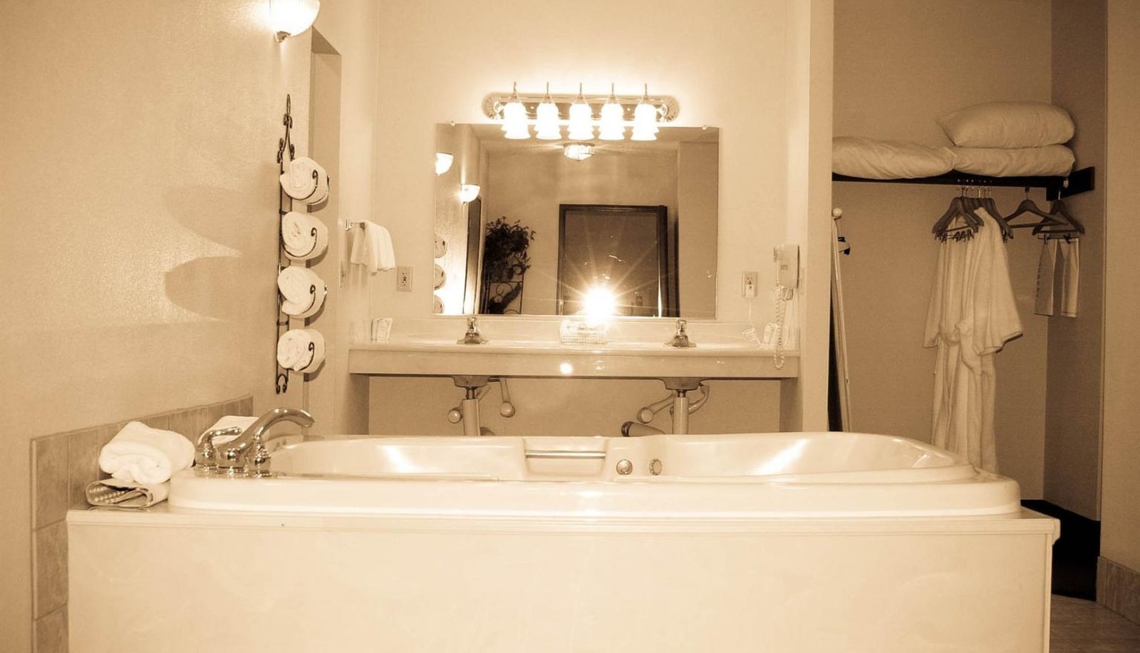Room - Clover Island Inn