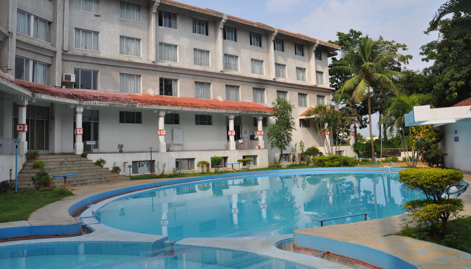 Piscina - Ramee Guest line Hotel