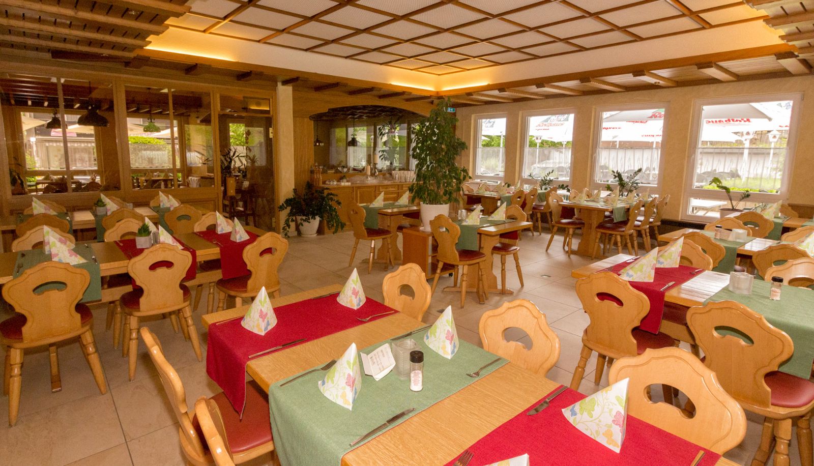 Frühstücksraum innerhalb des Restaurants - Hotel Cortina
