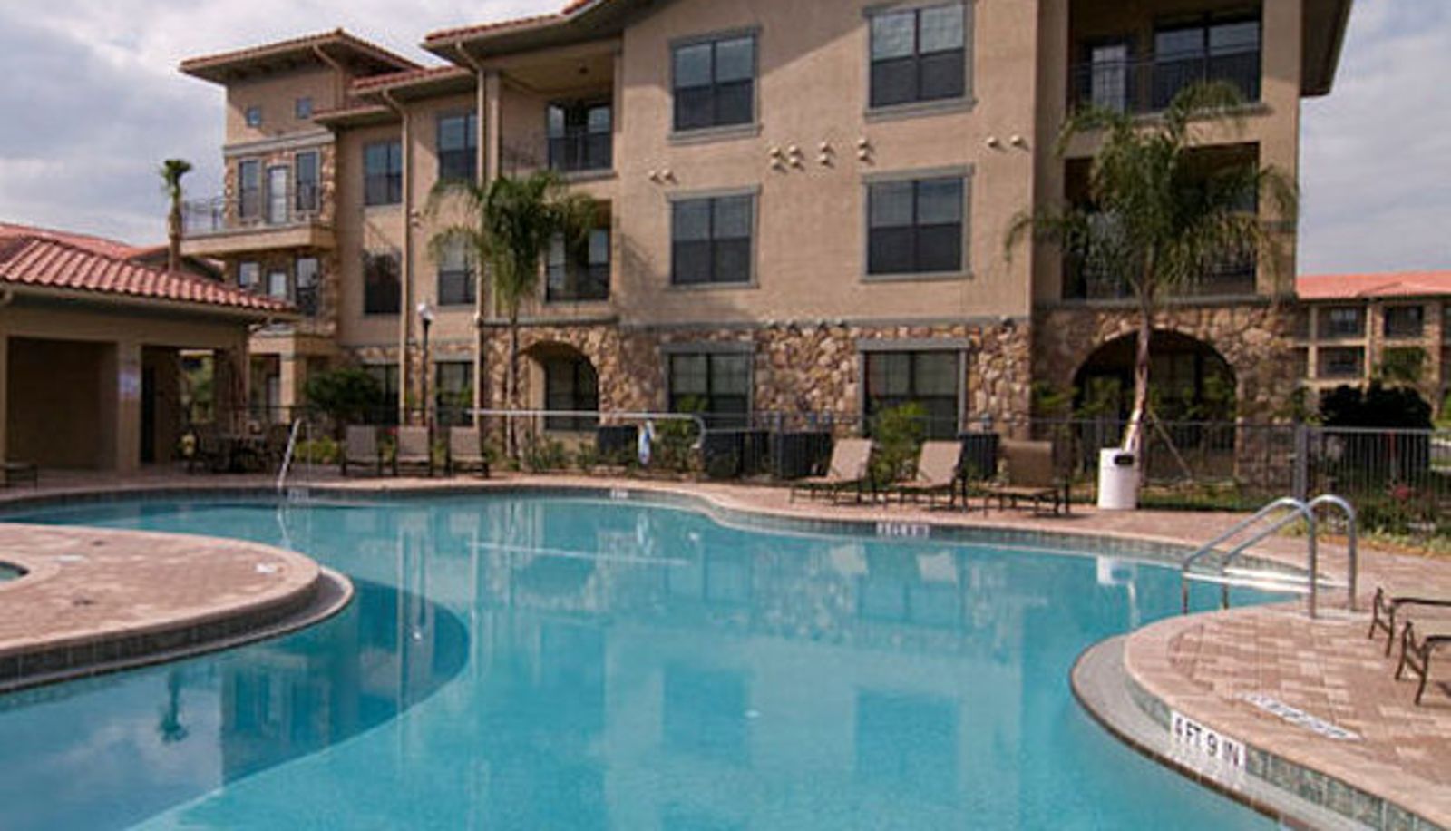 Piscina - Contempo Condominiums