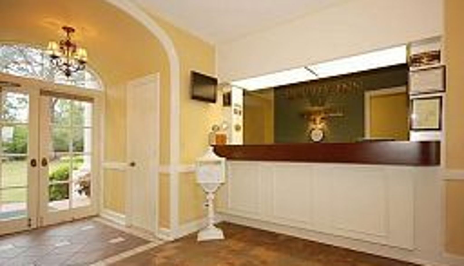 Hall - Inn Perry