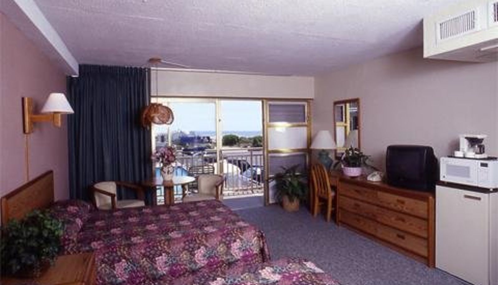 Room - Attache Motel