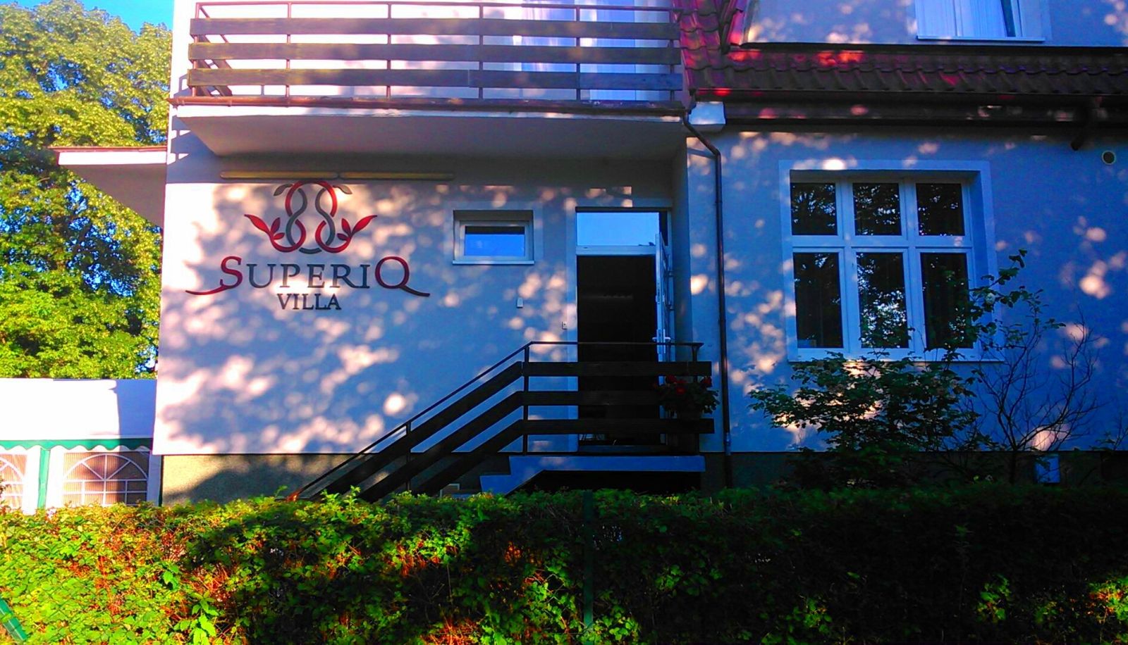 Buitenruimte van het hotel - SuperiQ Villa