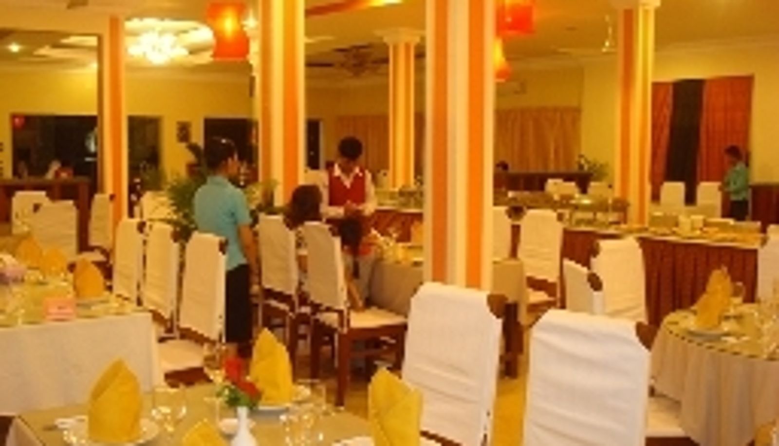 Salle de petit-déjeuner dans le restaurant - New Siem Reap Town Hotel & Spa