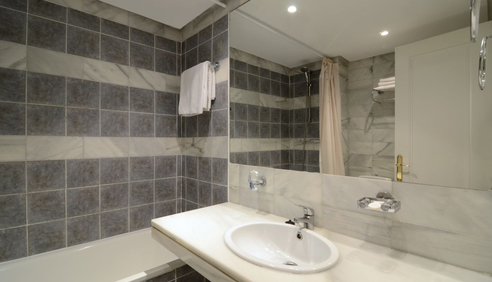 Badezimmer - Club Jardines del Puerto