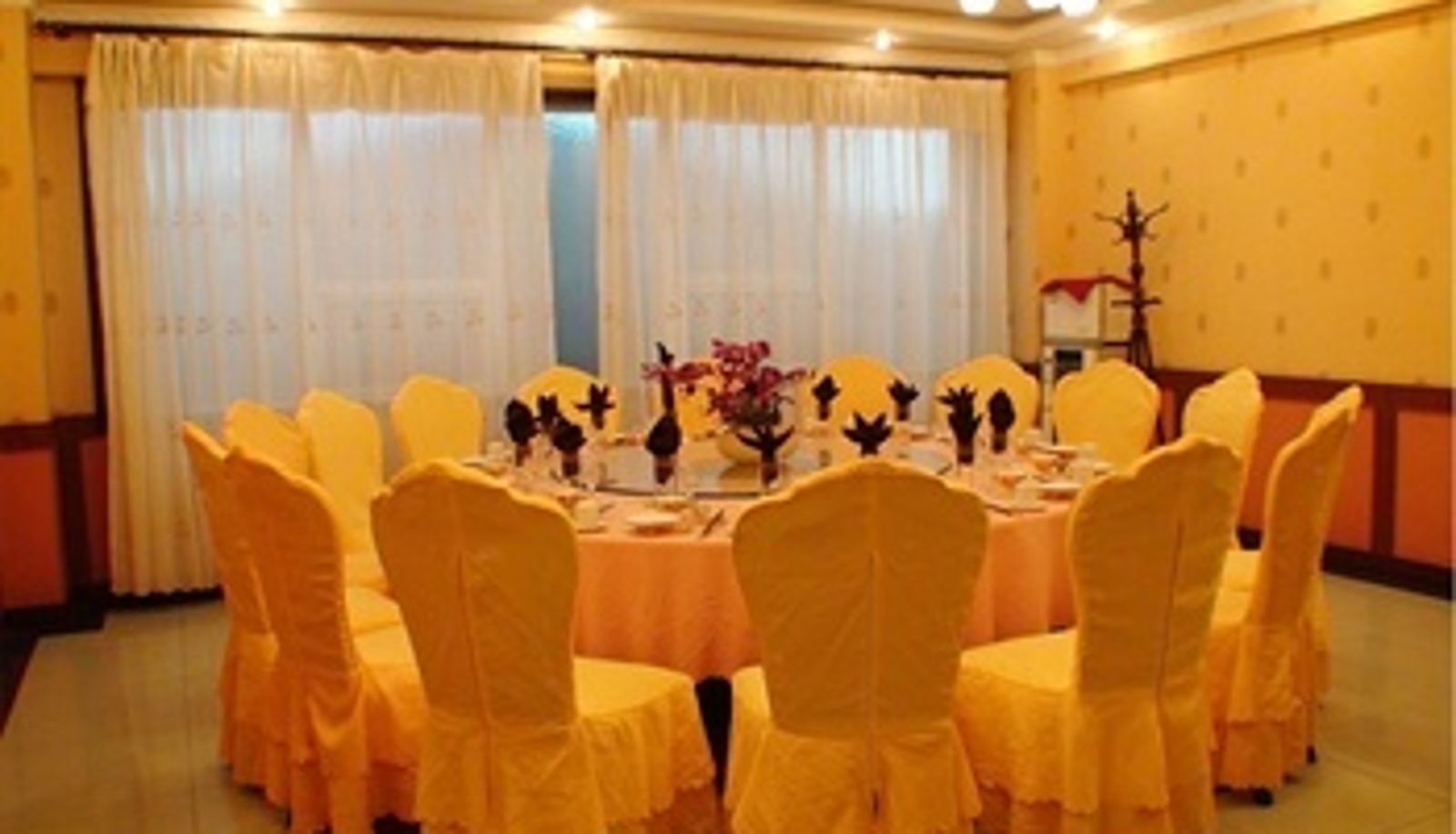 Breakfast room within the restaurant - Mingzhu Hotel