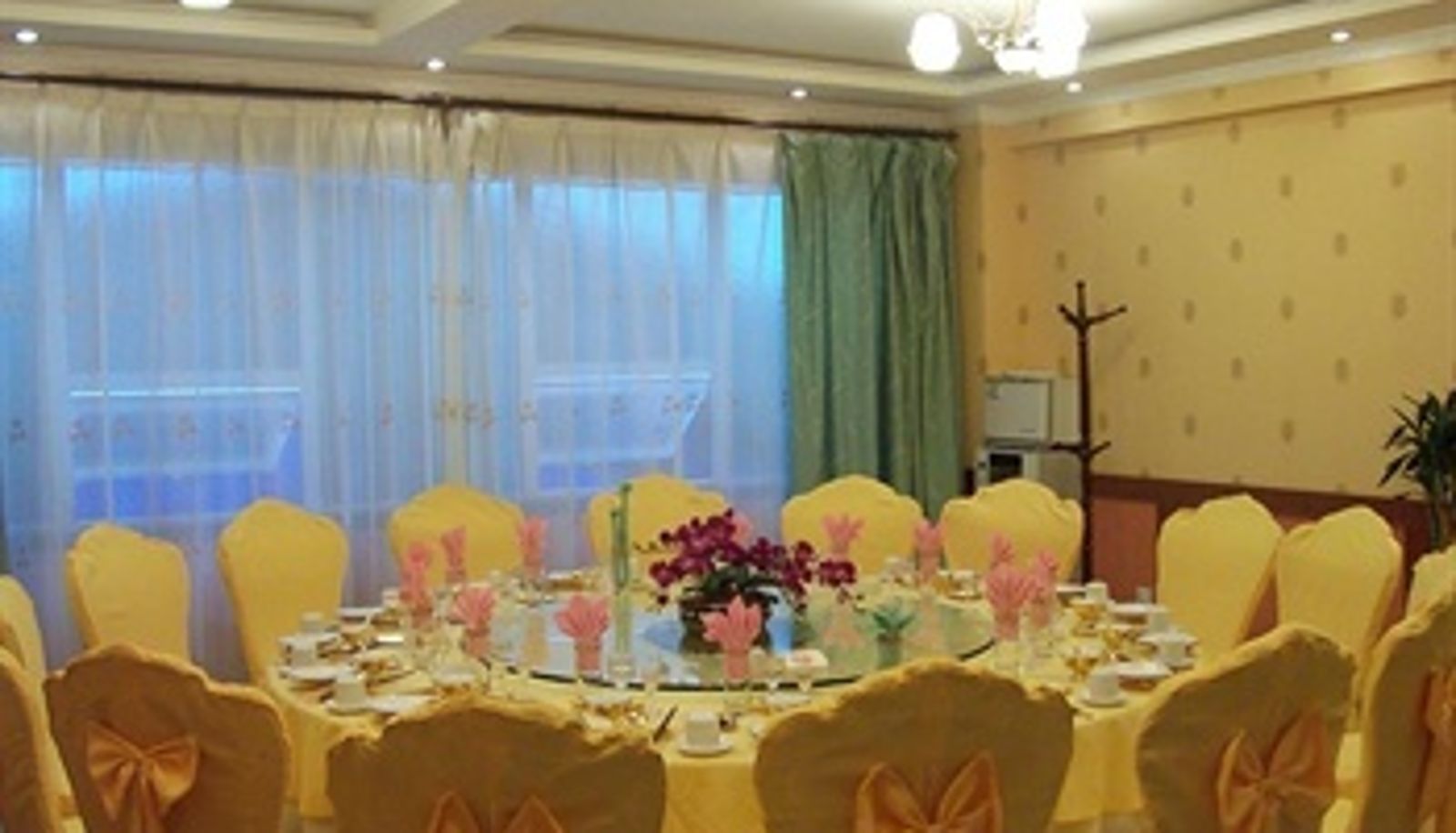 Breakfast room within the restaurant - Mingzhu Hotel