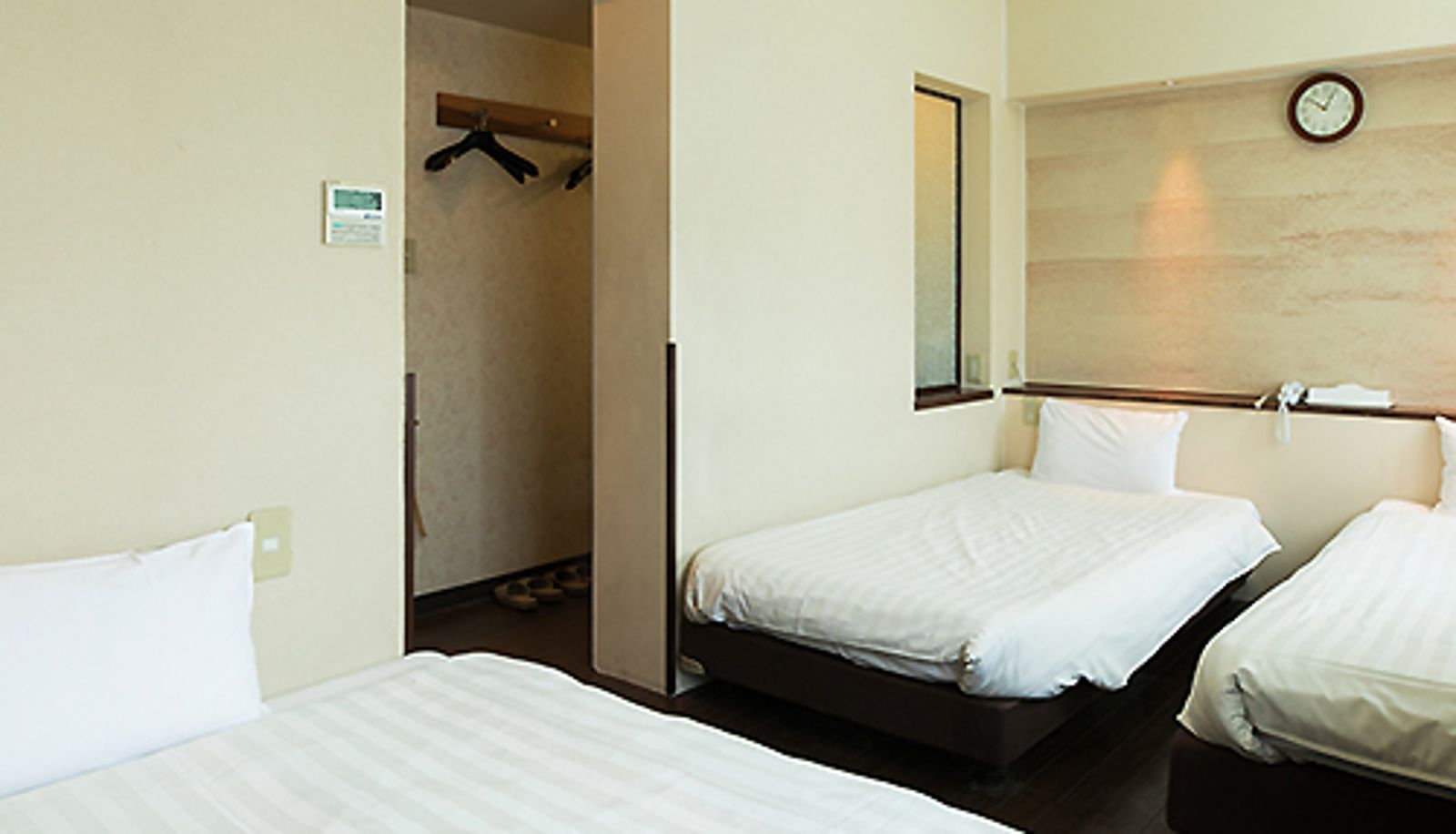 Pokój czteroosobowy - New Oriental Hotel