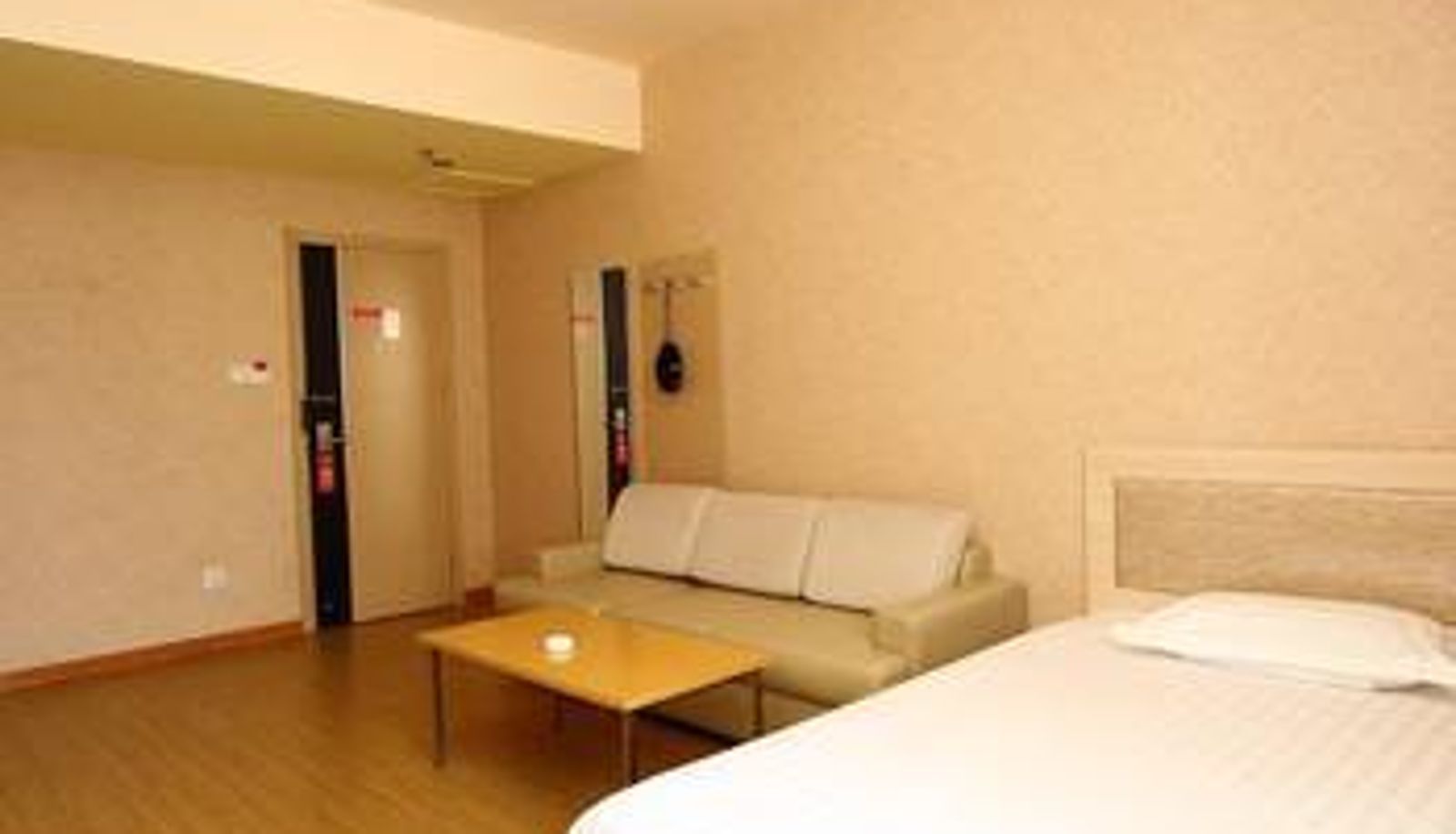 Camera - Huangdao)  Wutaishan Road Free Trade Zone Yinzuo Jiayi (Qingyi Affiliated Hospital Store