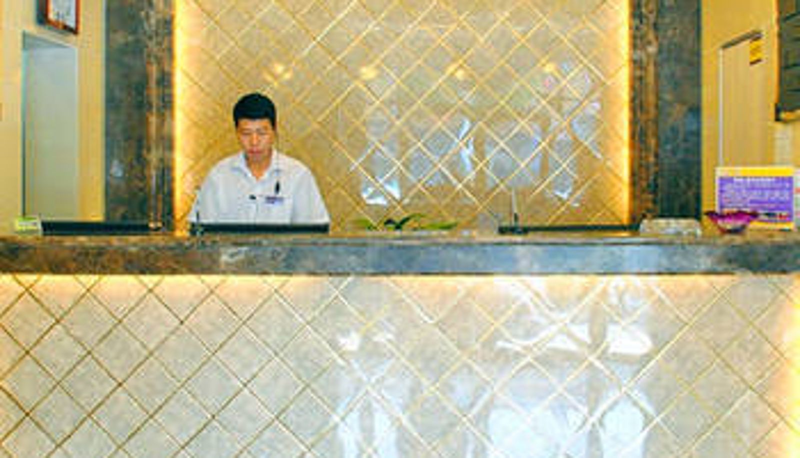Lobby - Yake E-home Hotel (Ping'an South Street Railway Station East Square Branch)