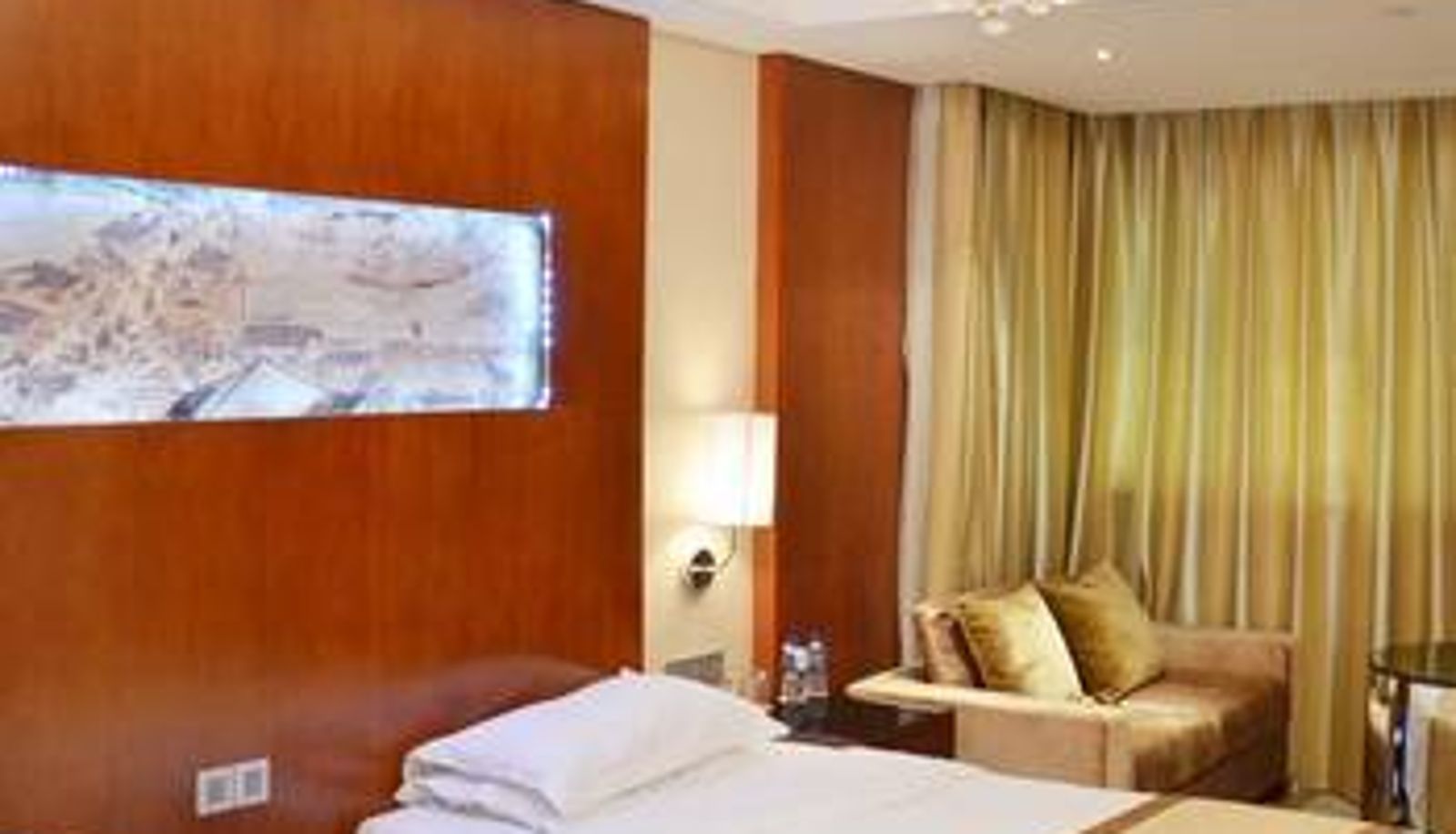 Zimmer - New Century Hotel