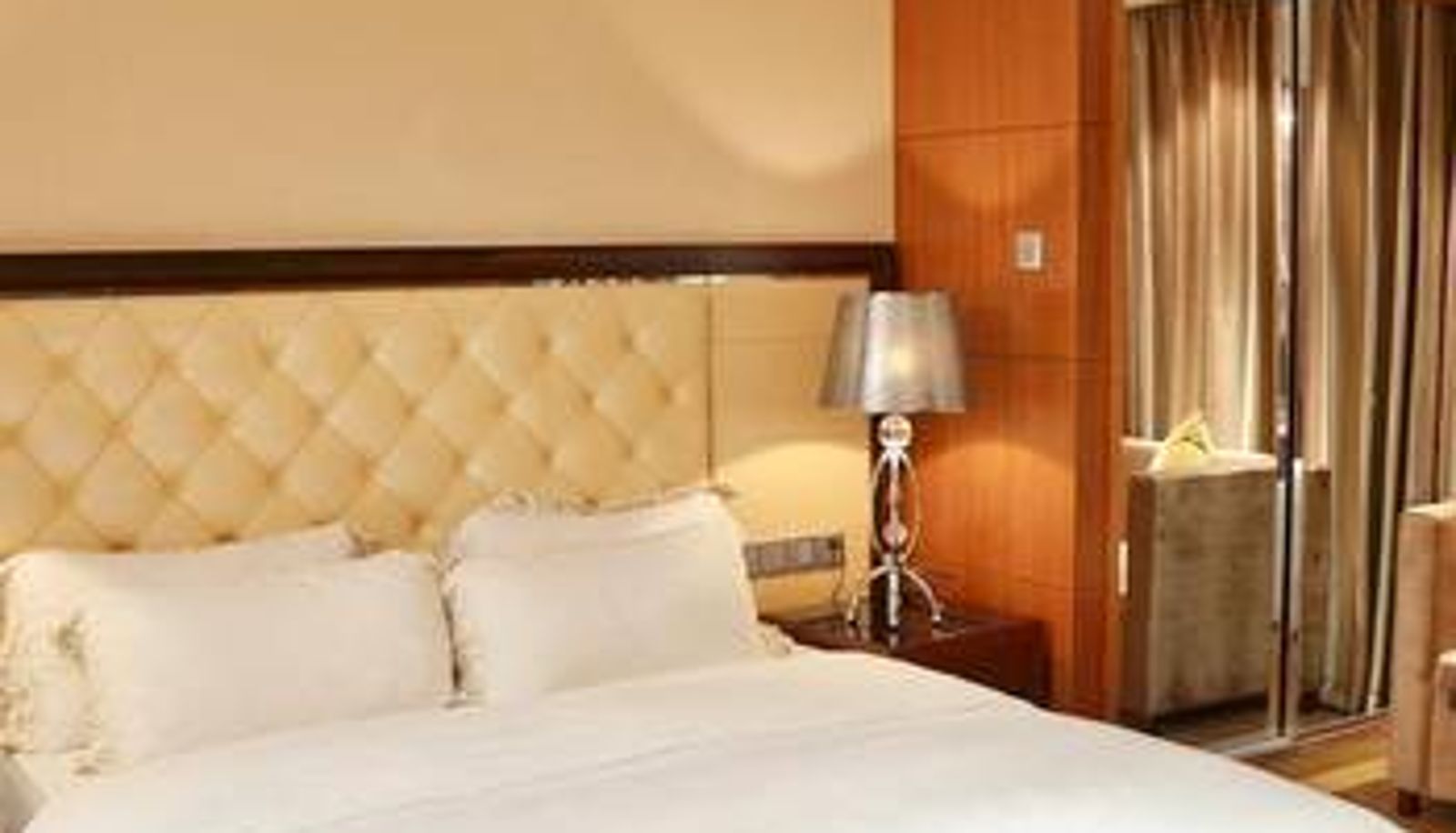 Zimmer - New Century Hotel