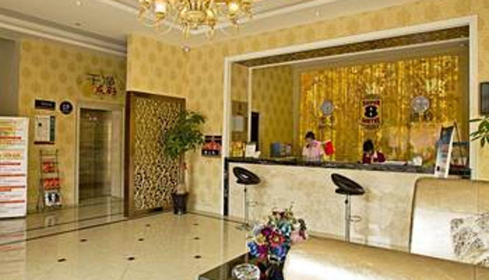 Hall - Super 8 Hotel