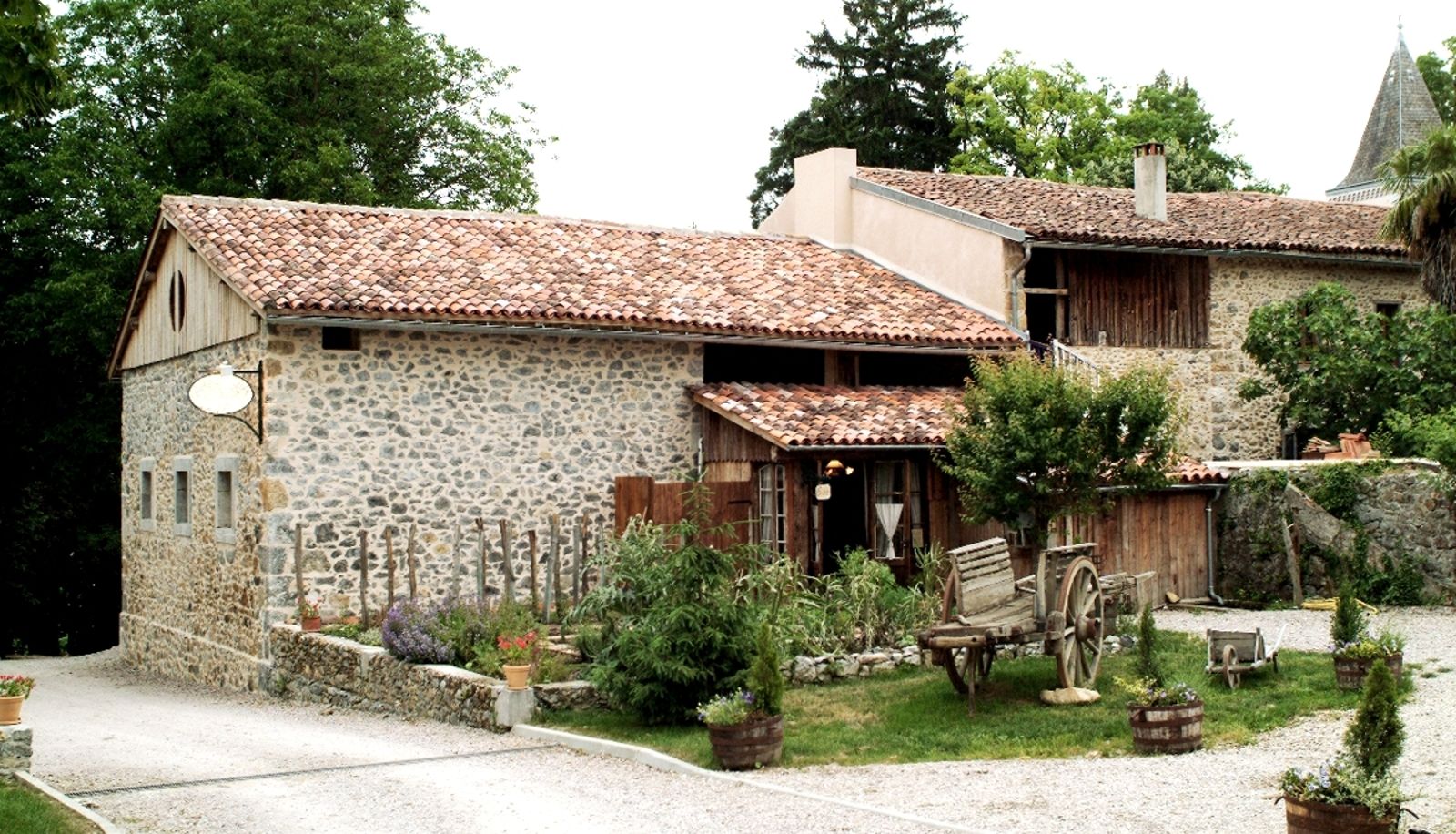 Area esterna dell'hotel - Logis Château de Beauregard Logis