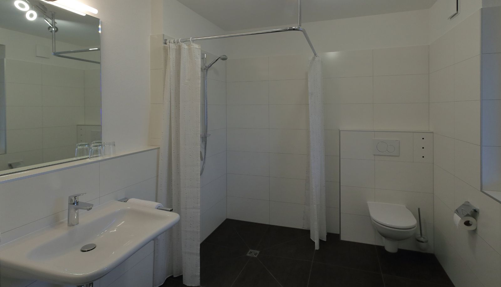 Zimmer mit Balkon - Hewen Apartments