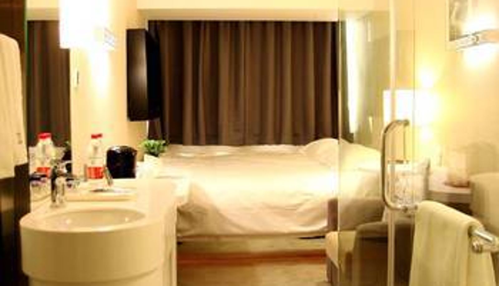 Zimmer - Home Inn (Jinhua Government Bayi South Street Subway Station)