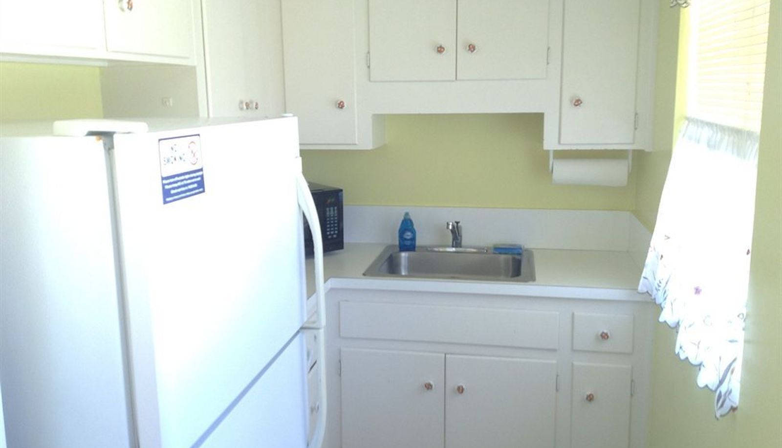 Küchenbereich im Zimmer - The Grove Beach Vacation Rentals