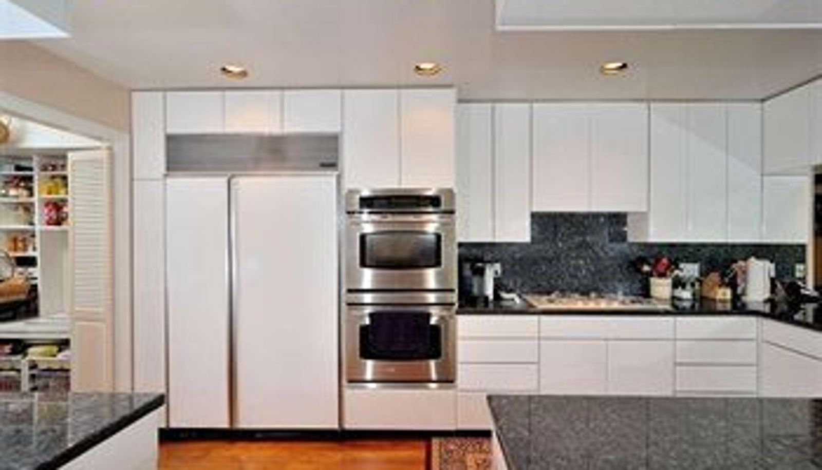 Kitchen area in the room - Goose Lake Lodge B&B