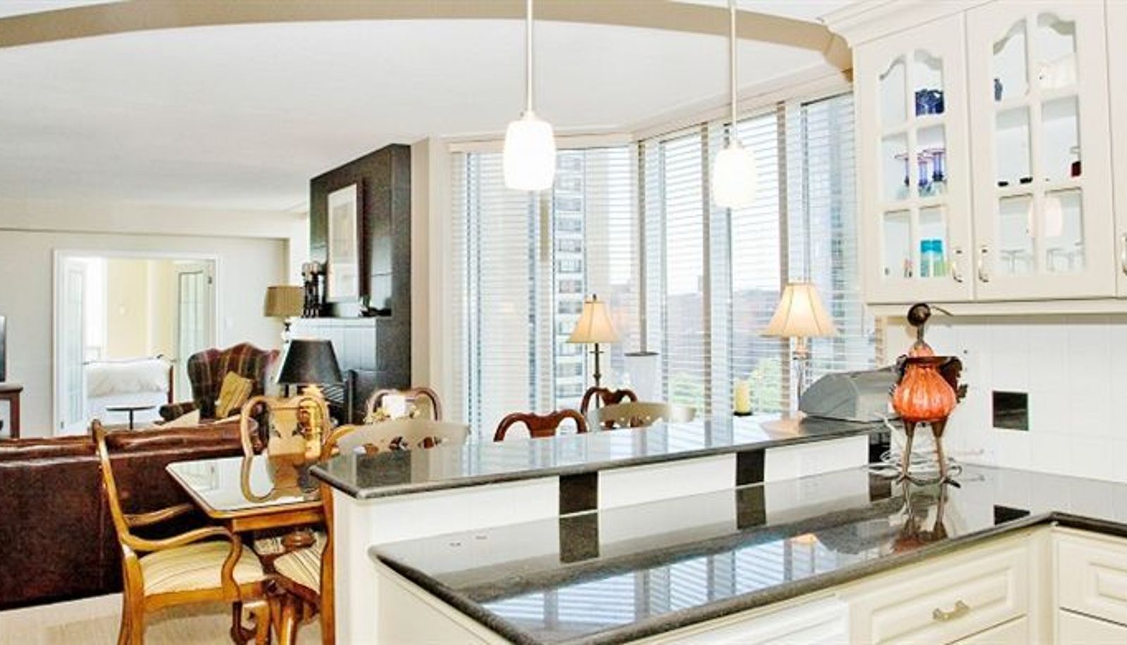 Kuchnia w pokoju - Brenton Street Executive Suite