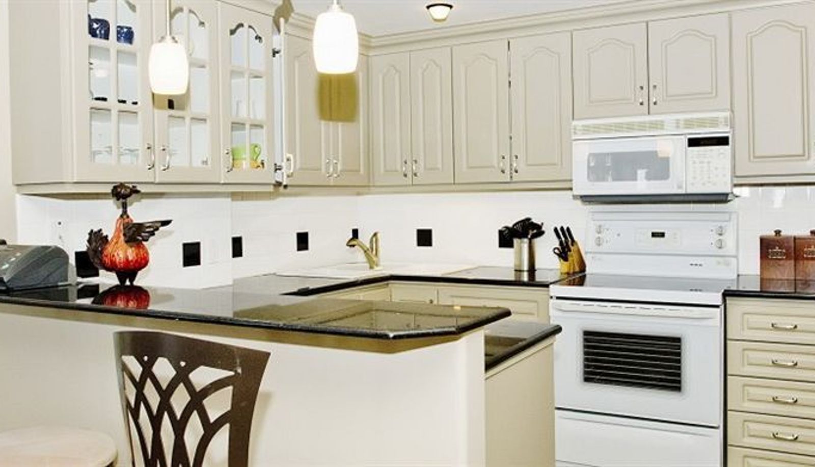 Kuchnia w pokoju - Brenton Street Executive Suite