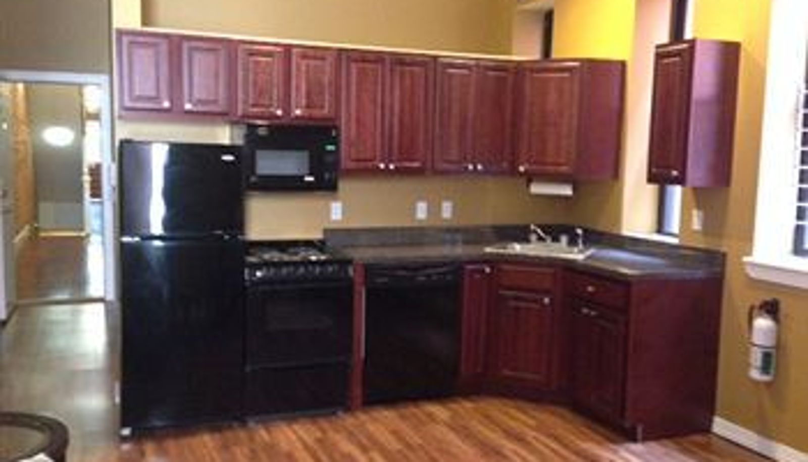 Kuchnia w pokoju - 902 St. Paul Street Apartments