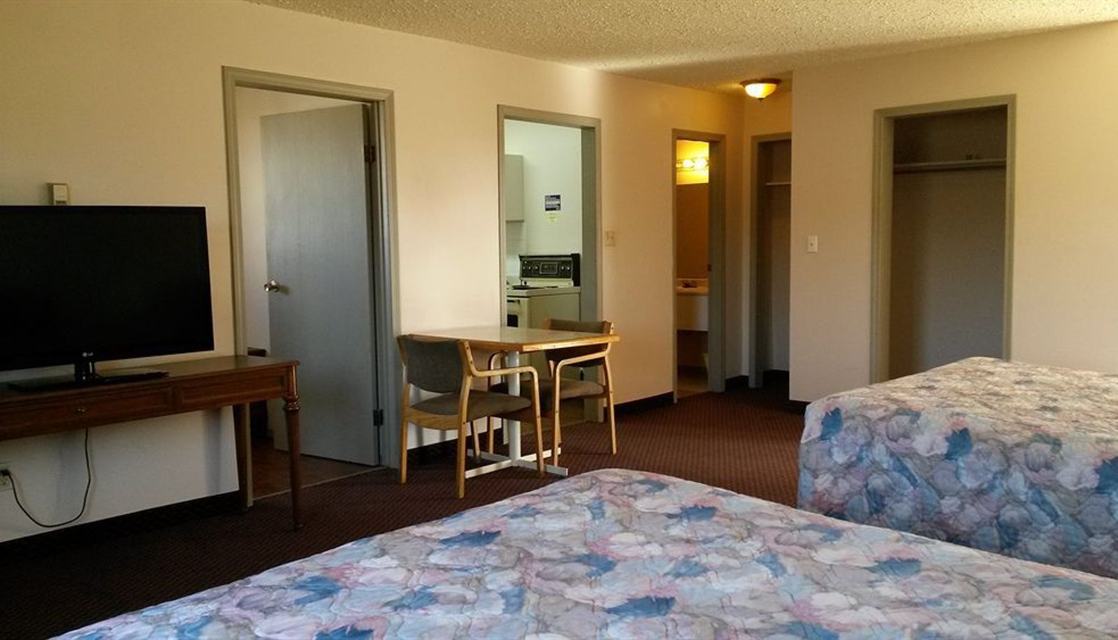 Kitchen area in the room - Highway Motor Inn