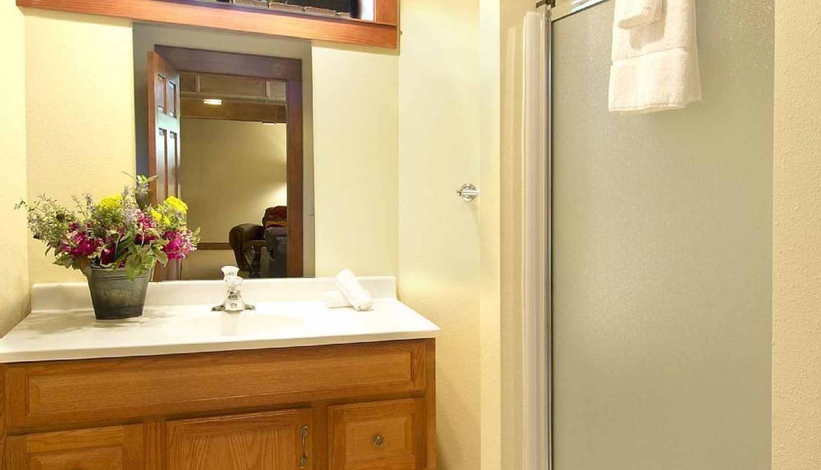 Badezimmer - Lone Star Lodge by Jackson Lodging Company
