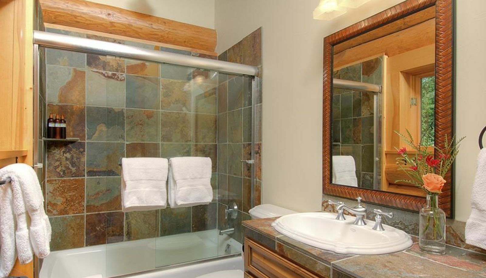 Badezimmer - Solitude Cabin by Jackson Lodging Company