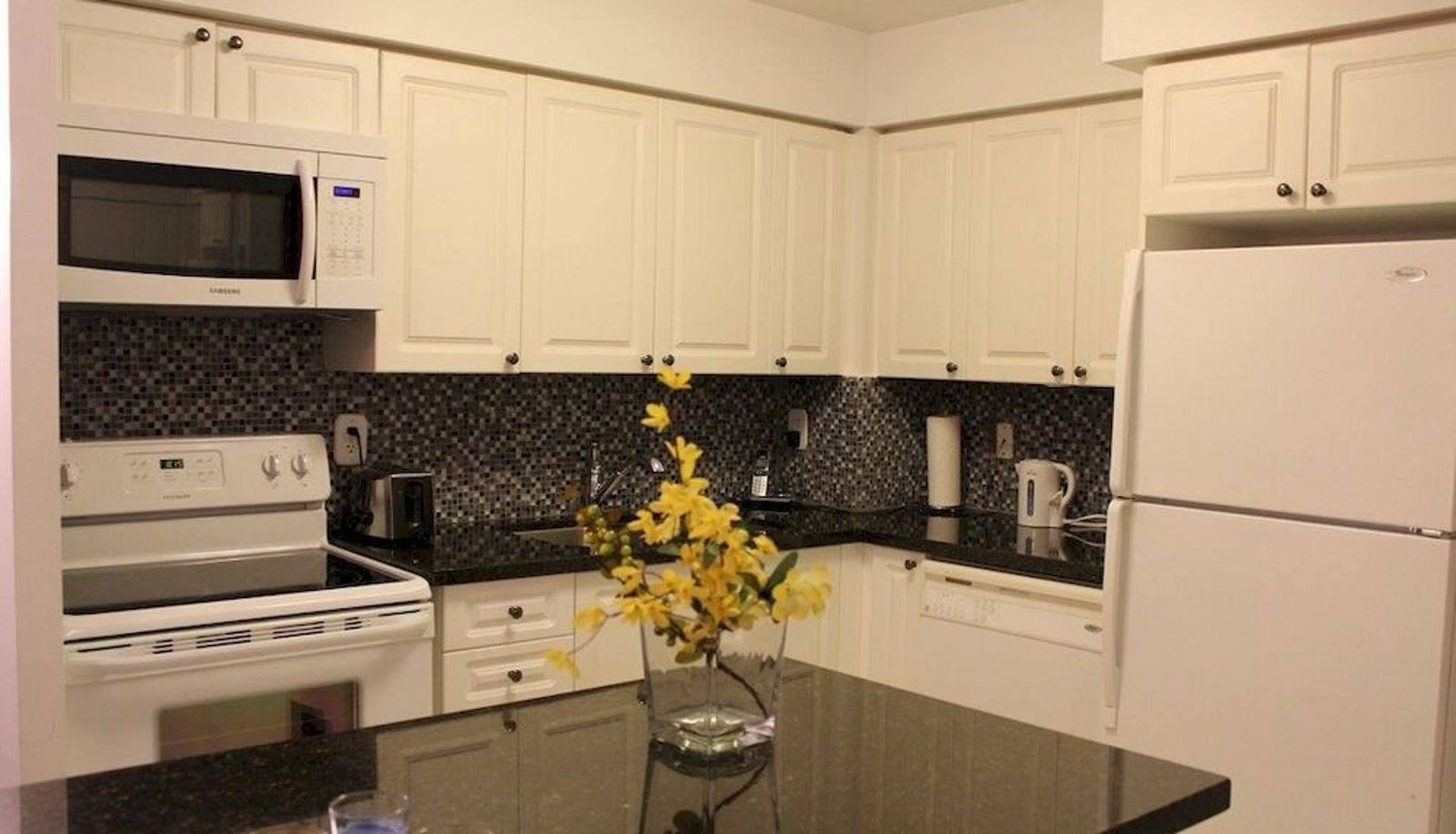 Zona de cocina en la habitación - Accurate Plus Apartment at Ovation