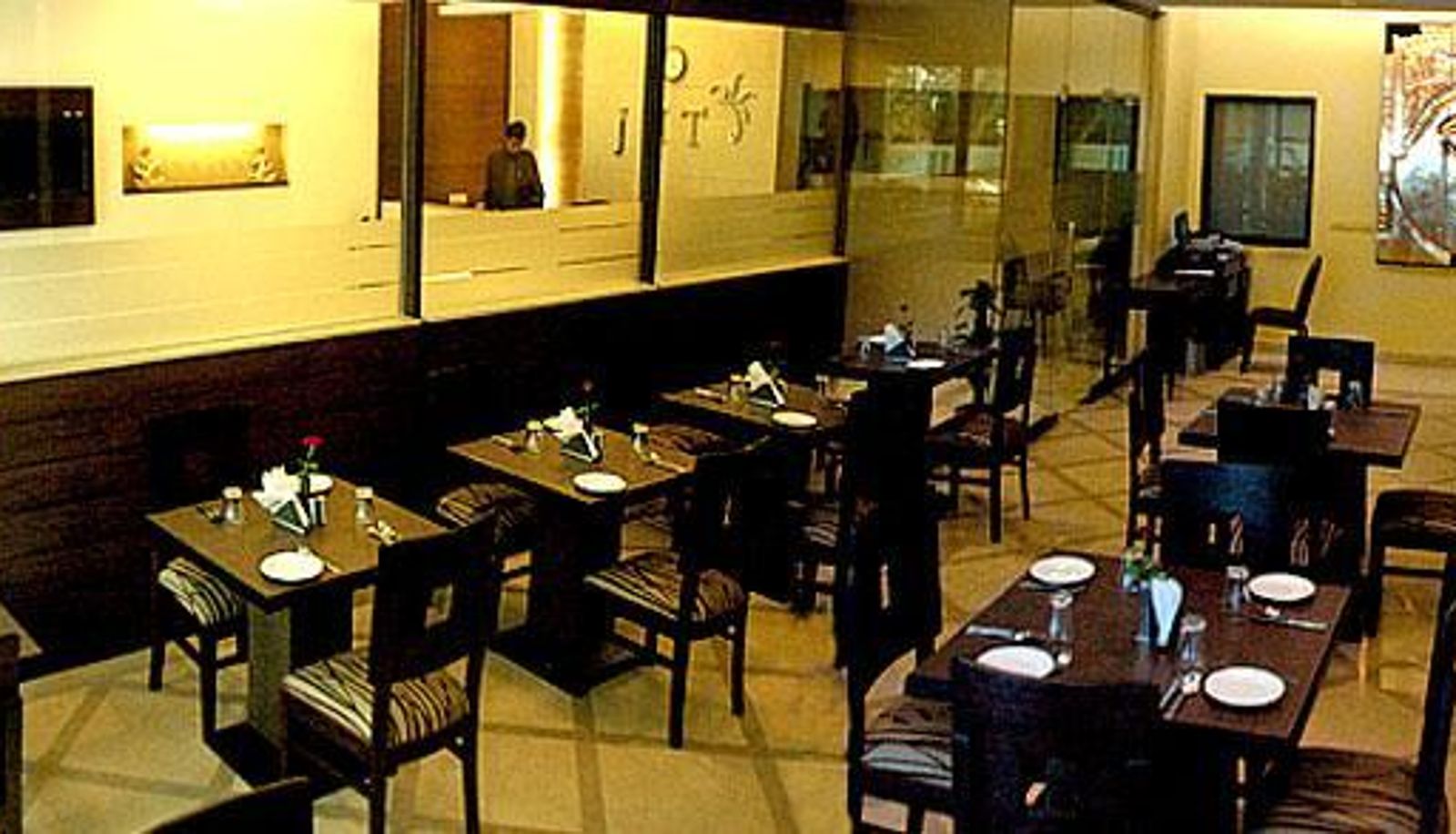 Frühstücksraum innerhalb des Restaurants - JHT Hotels