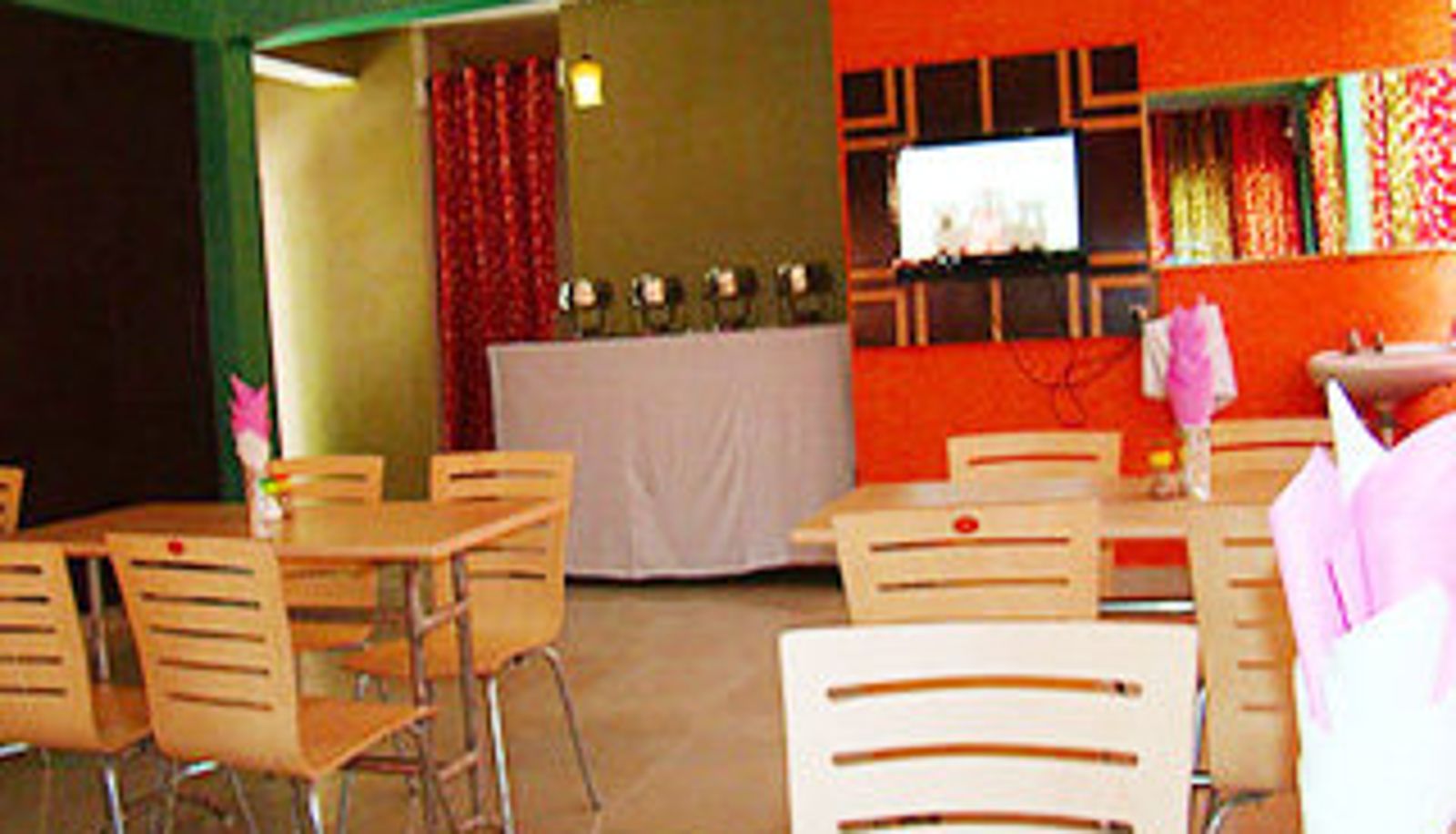 Breakfast room within the restaurant - Hotel Devi Dyar