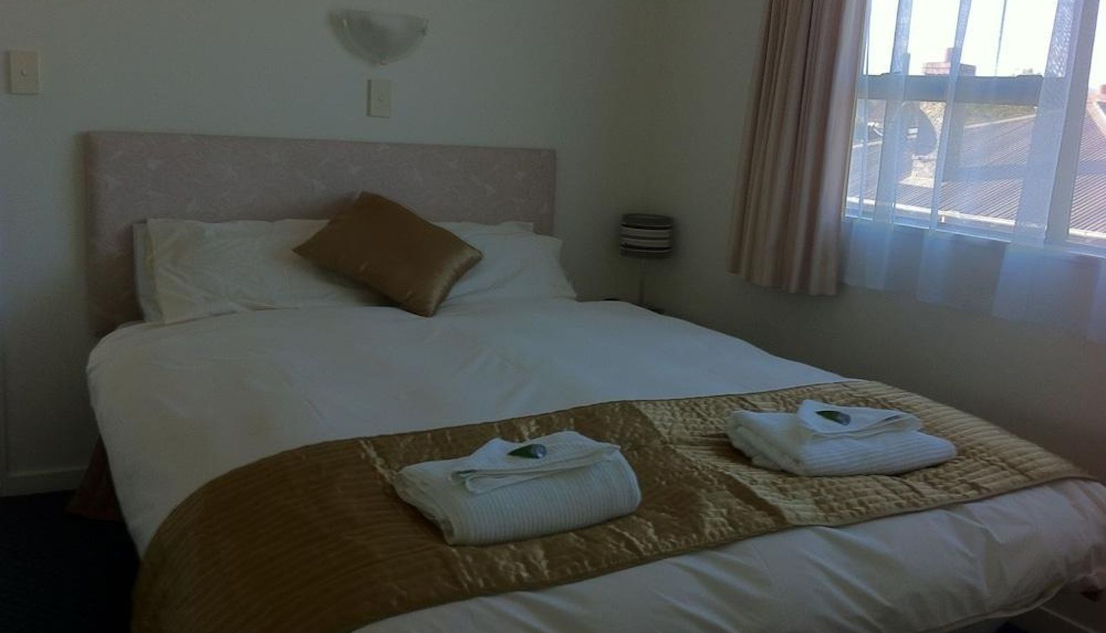 Standard room - Hawks Inn Motel
