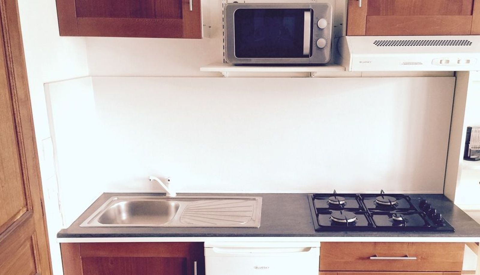Kitchen area in the room - Junogite