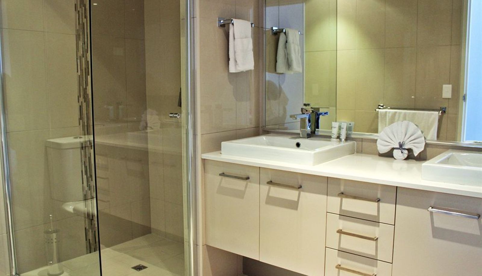Badezimmer - Signatures on Cavanagh - The Kube