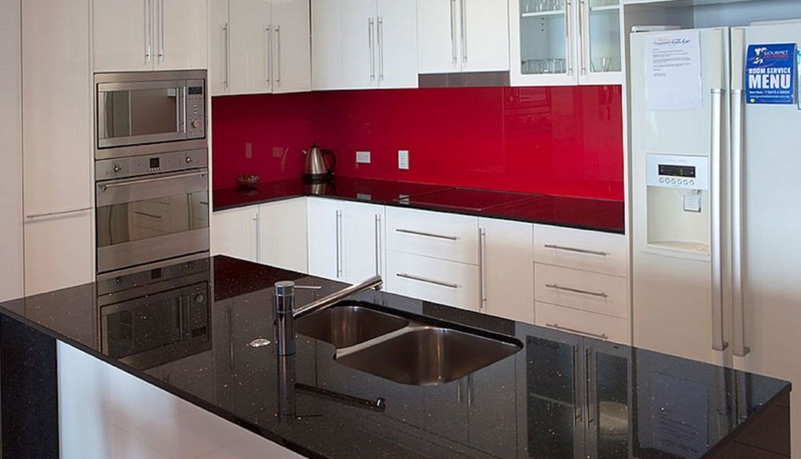 Zona de cocina en la habitación - Waters Edge Apartments Cairns