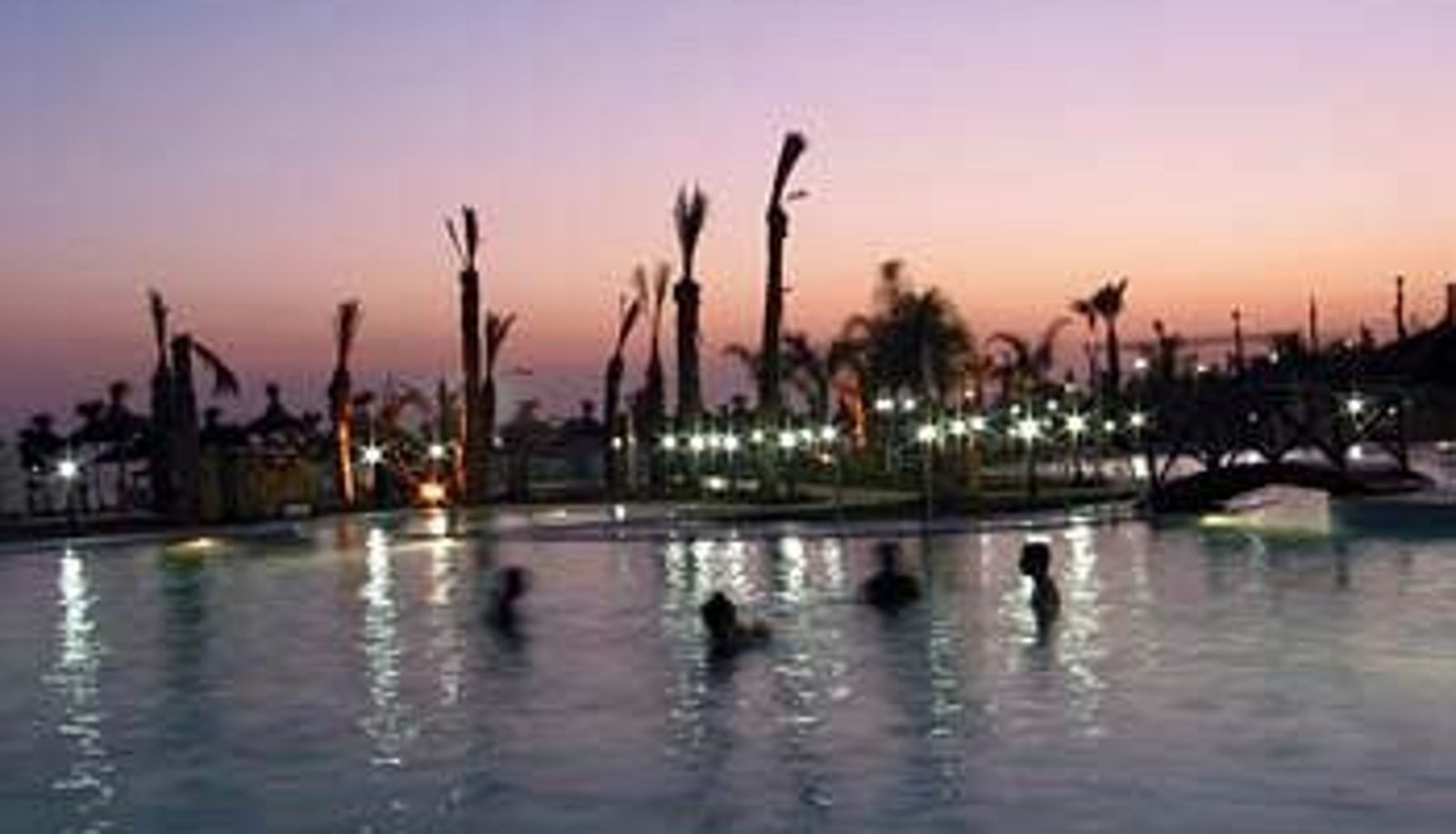 Zwembad - Mnar Park Apartments