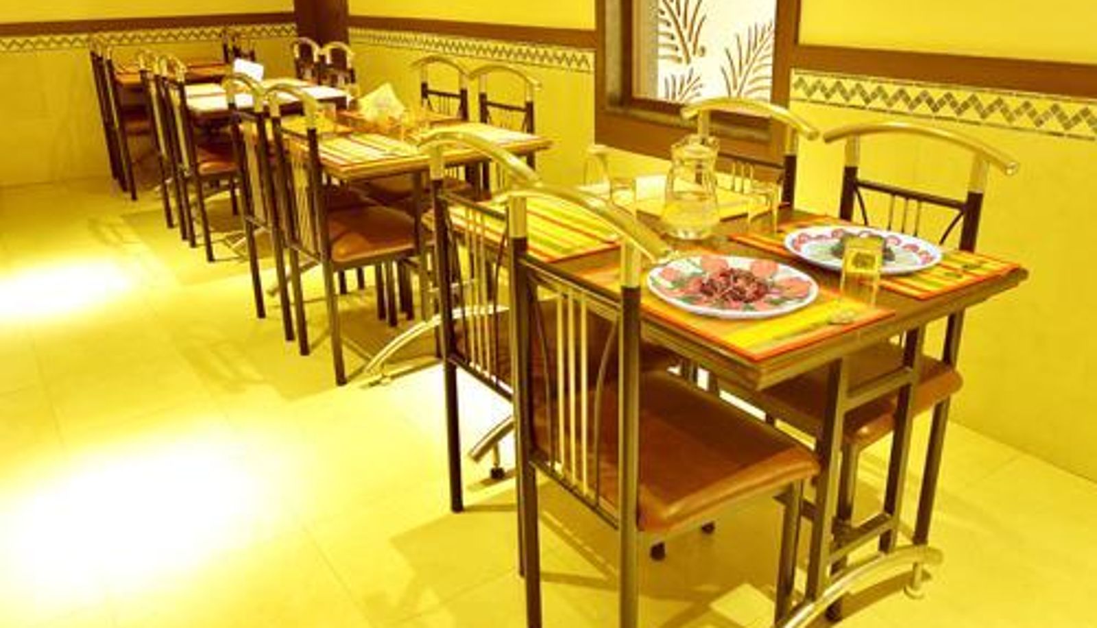 Salle de petit-déjeuner dans le restaurant - AP Hotel