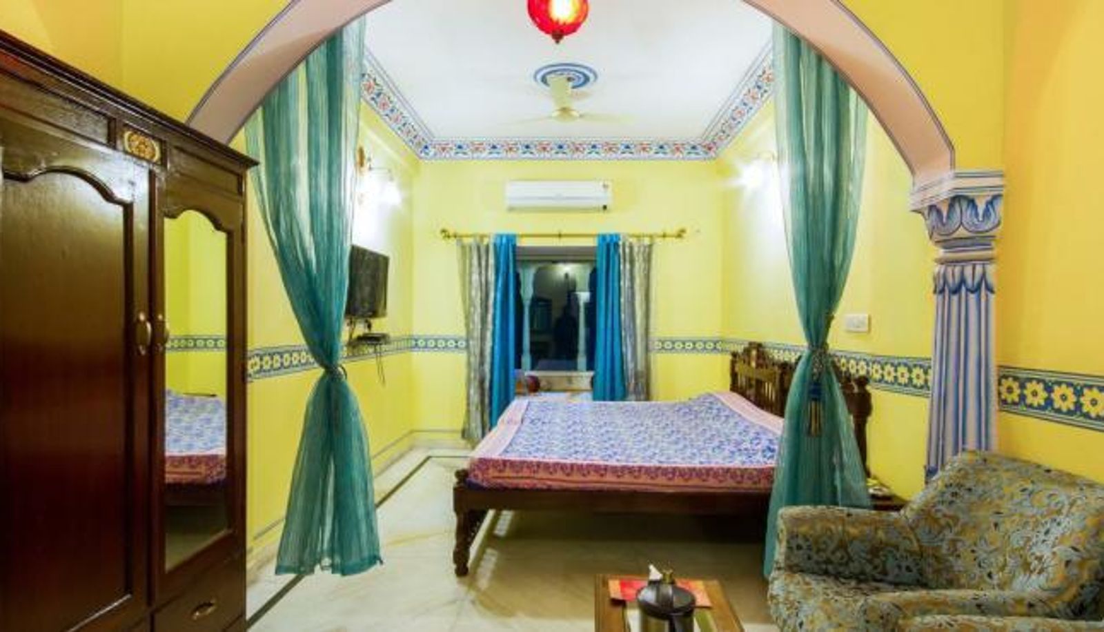 Superior room (single) - Bharat Mahal Palace Heritage Hotel