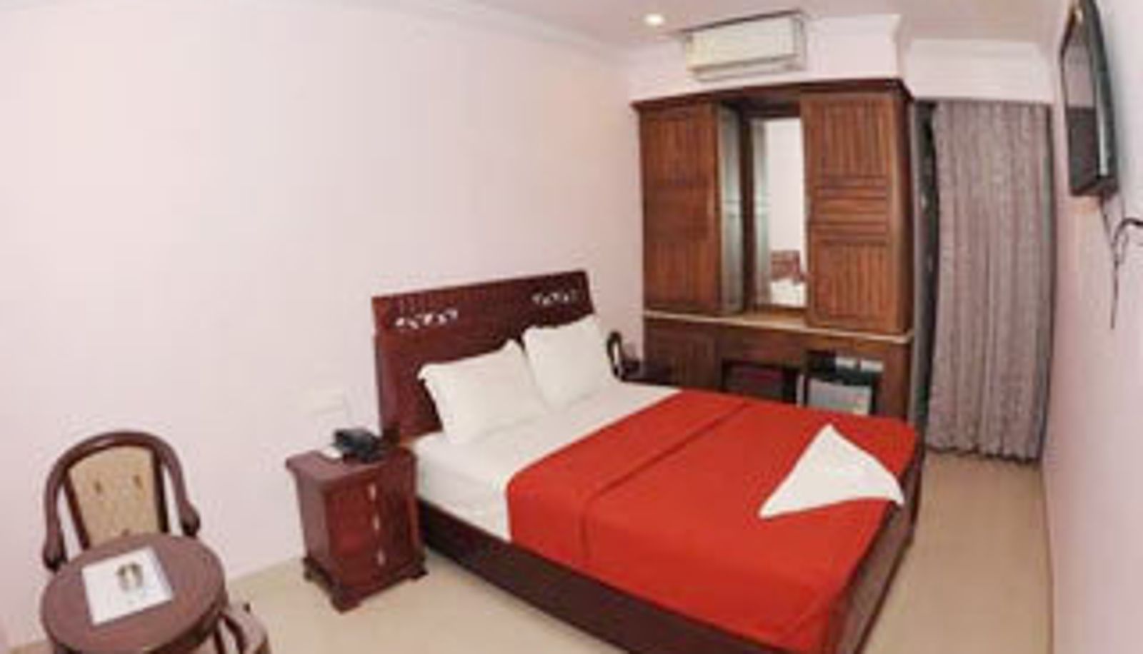 Superior room (single) - Chandra's Hotel