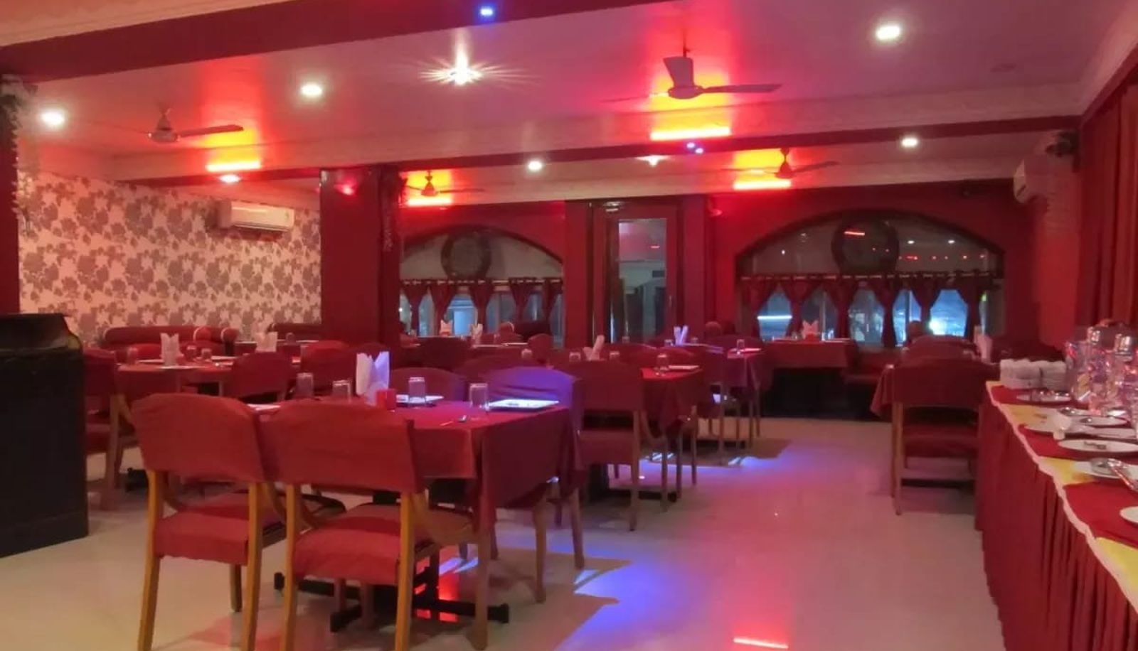 Salle de petit-déjeuner dans le restaurant - Hotel Brighton
