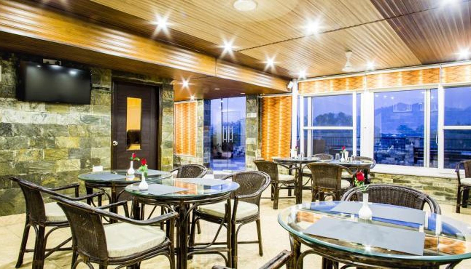 Sala śniadaniowa w restauracji - Ganga Sadan by Hive