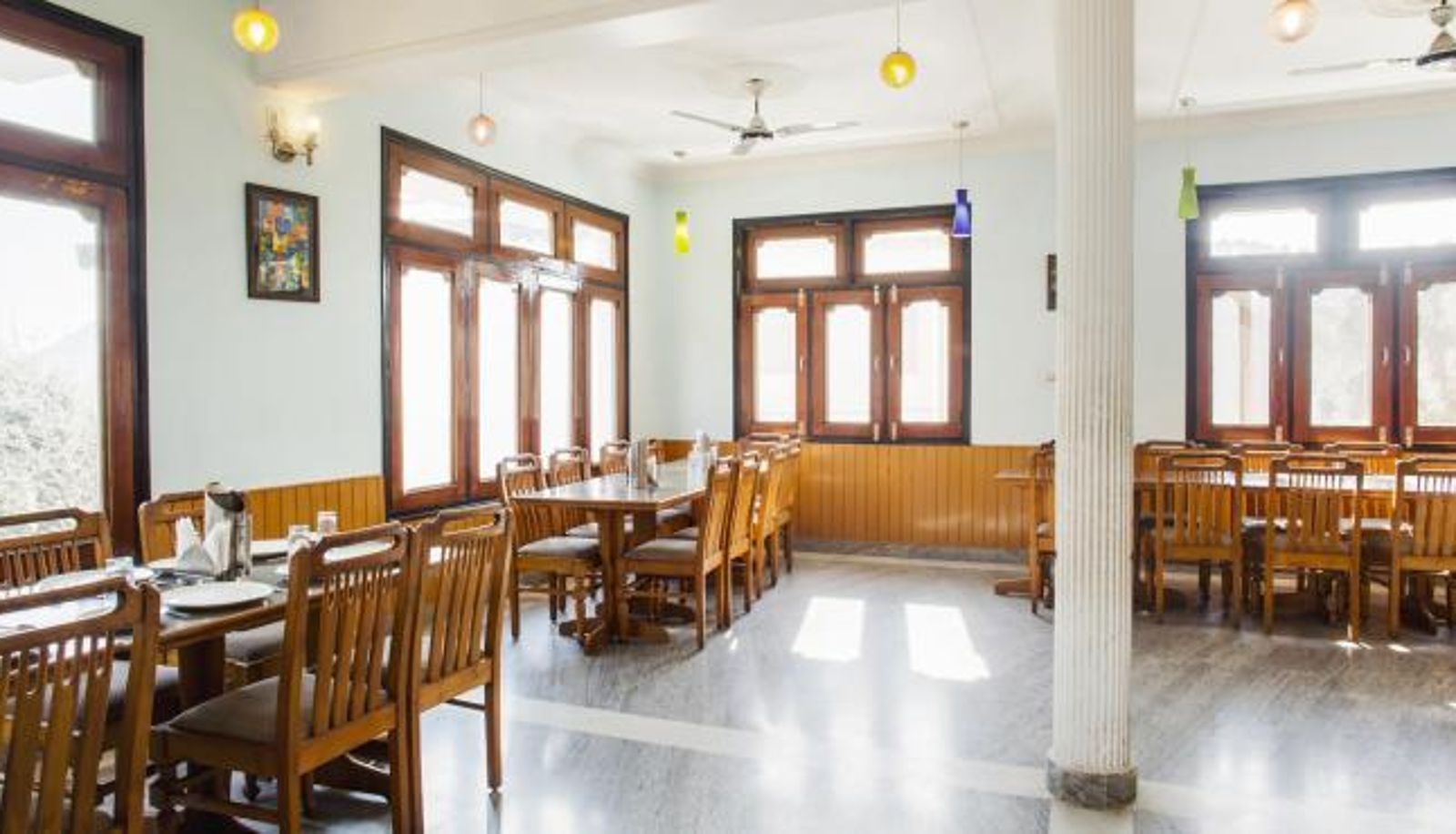 Sala prima colazione all'interno del ristorante - Bhimtal Maya Regency