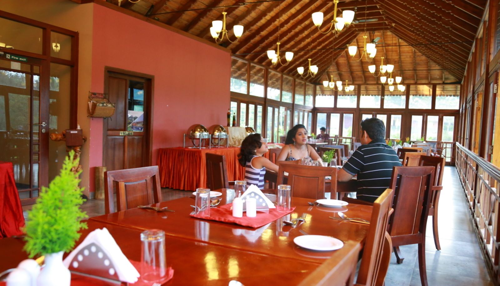 Salle de petit-déjeuner dans le restaurant - Springdale Heritage Resort