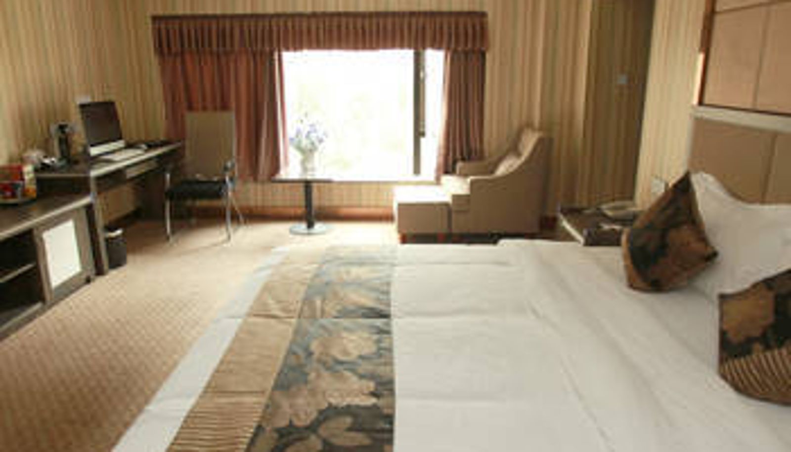 Room - Ronggui · Light Luxury Projection Hotel (Baicao Road Subway Station Store)