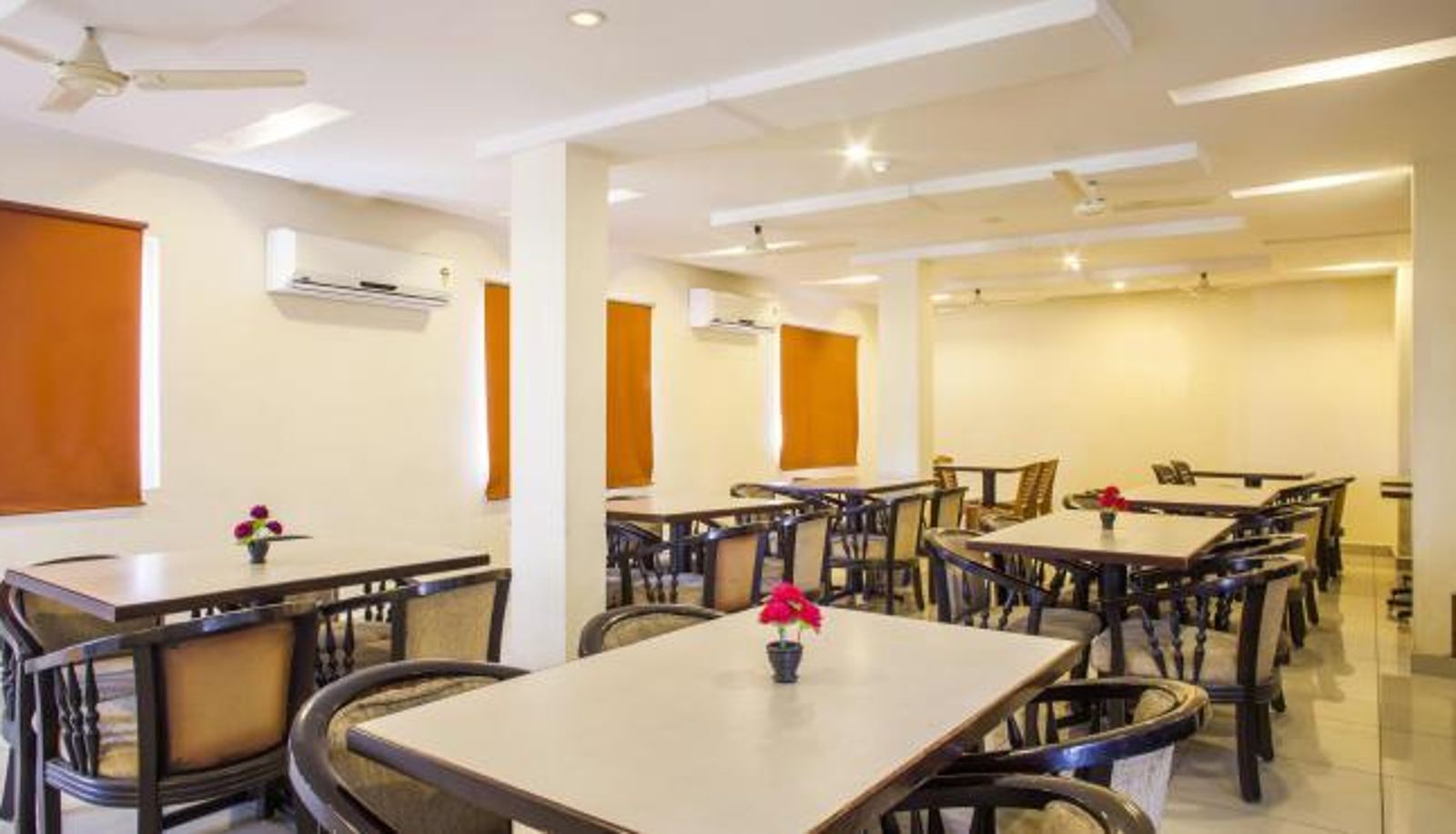Sala de desayunos dentro del restaurante - Hotel Ilapuram