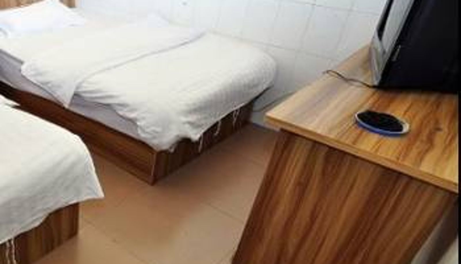 Room - Orange Hotel (Haile World Store)