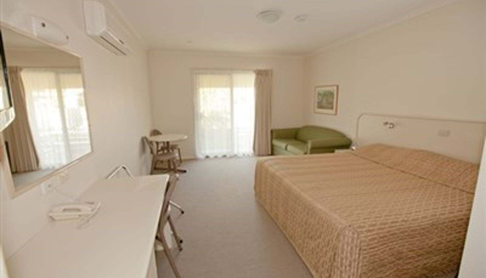 Info - Deniliquin Country Club Motor Inn