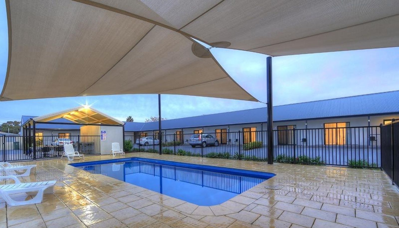 Basen - RedEarth Motel