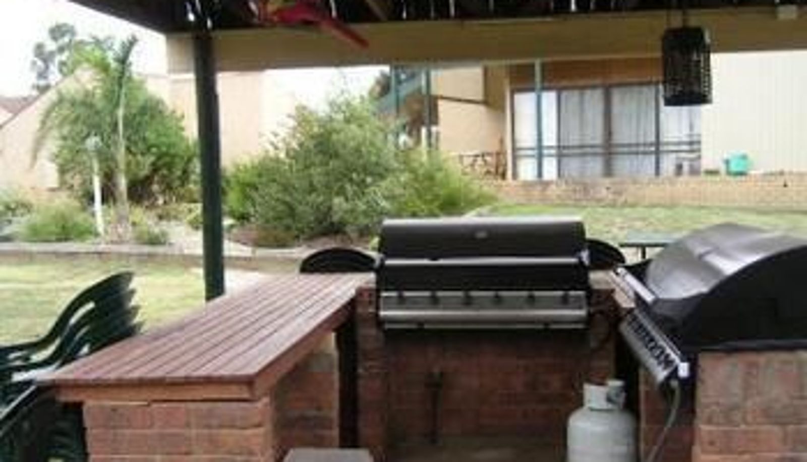 Garden - Executive Hideaway Motel